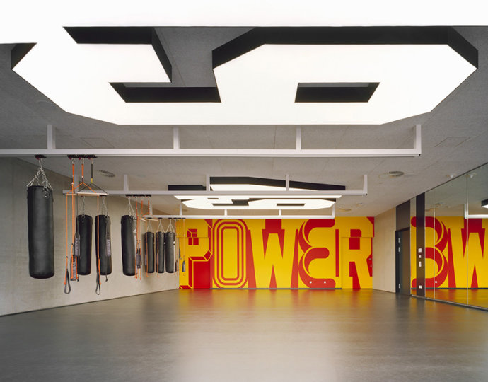 阿迪达斯健身中心环境标识设计